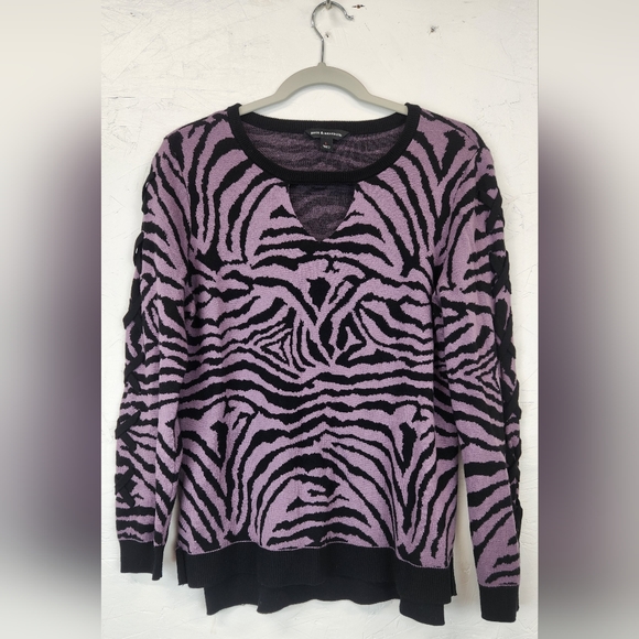 Rock‎ & Republic Pullover Keyhole Sweater Womens L Purple Black Tiger Stripe - Picture 1 of 5
